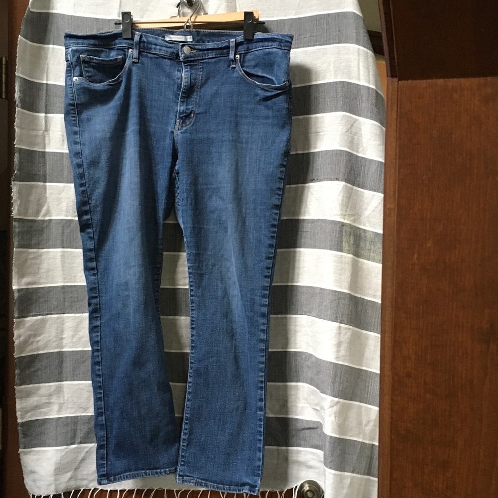 Levi's classic Straight Fit Women’s Jeans